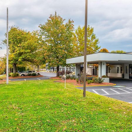 Clarion Inn Belle Vernon Екстериор снимка