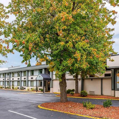 Clarion Inn Belle Vernon Екстериор снимка