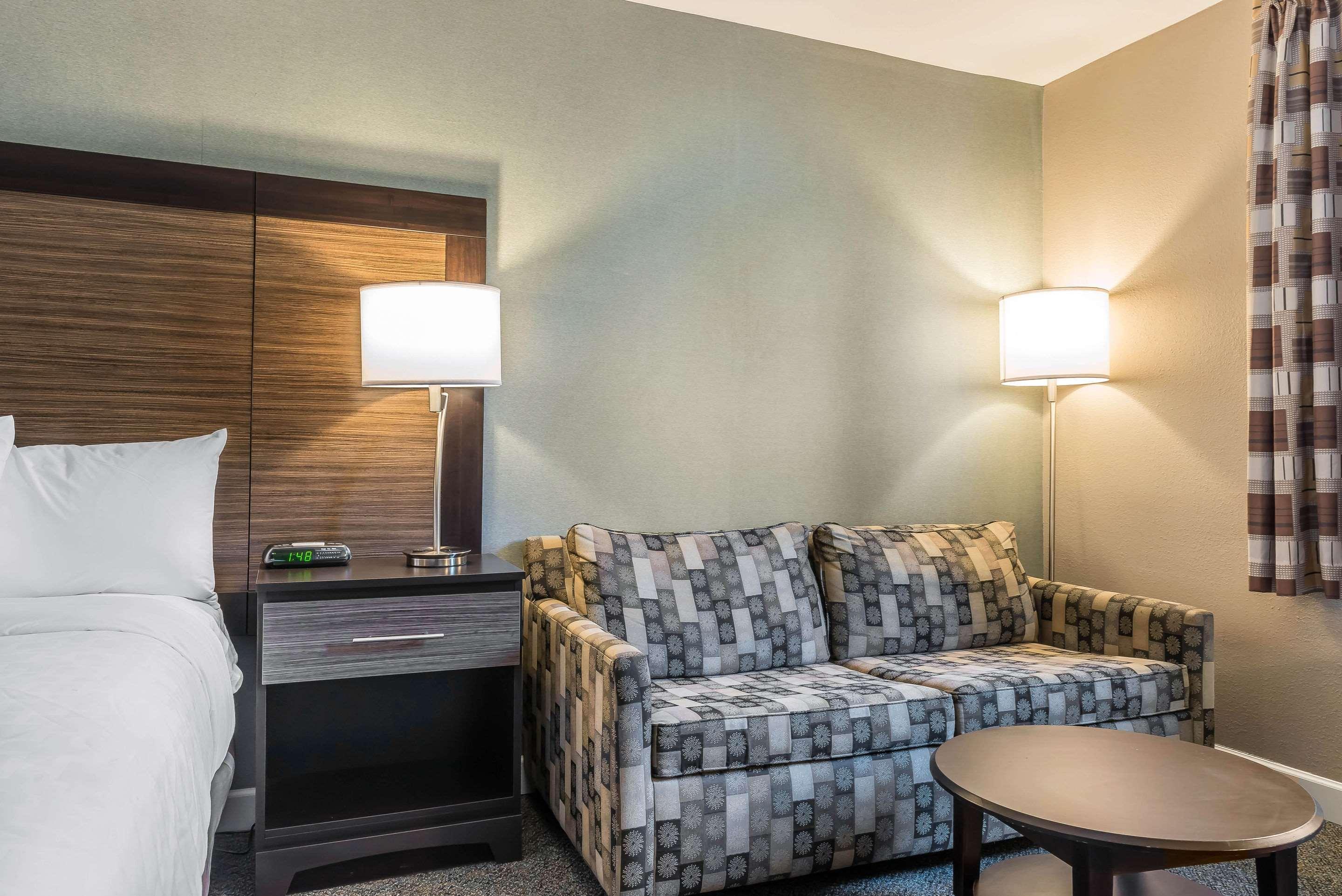 Clarion Inn Belle Vernon Екстериор снимка