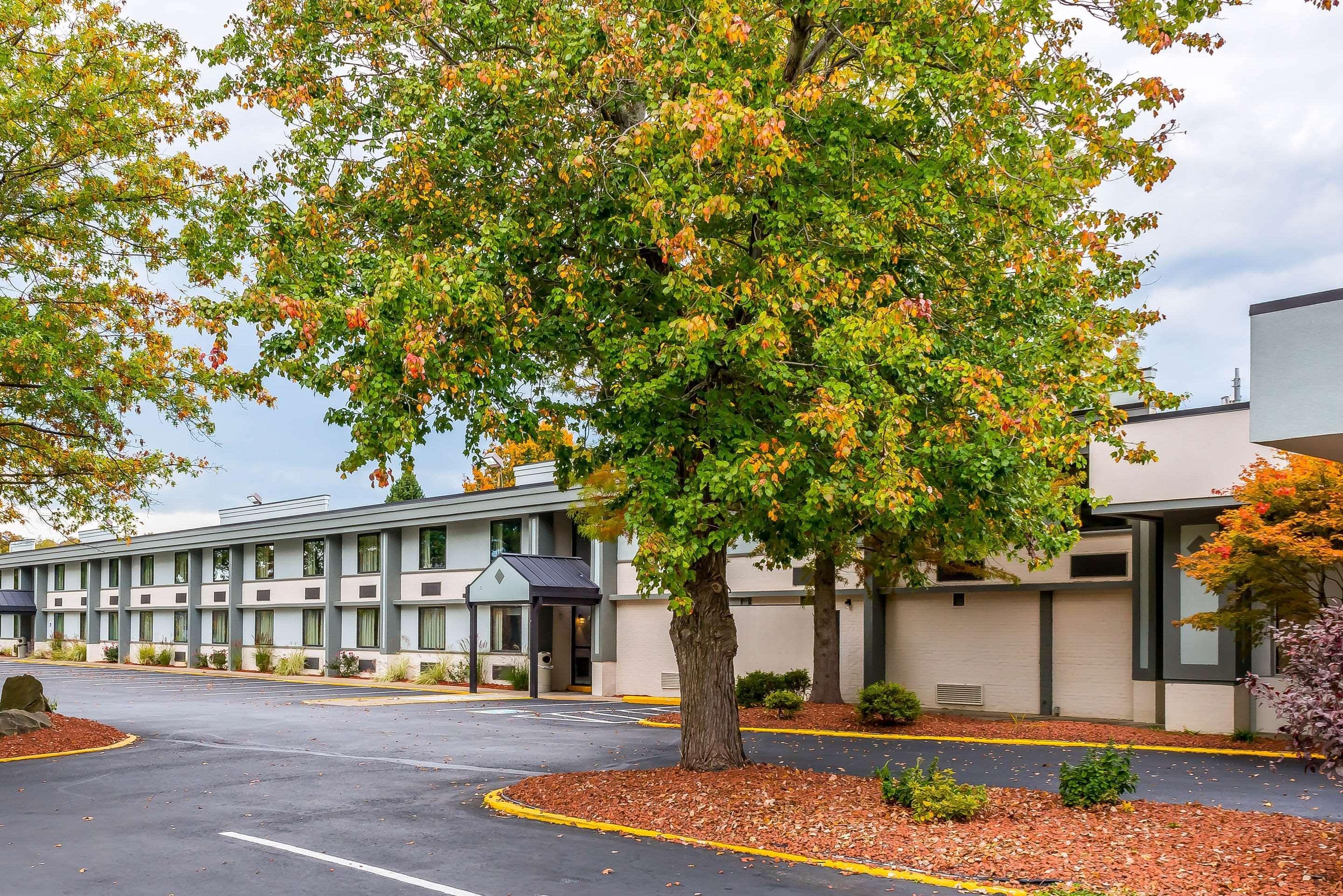 Clarion Inn Belle Vernon Екстериор снимка